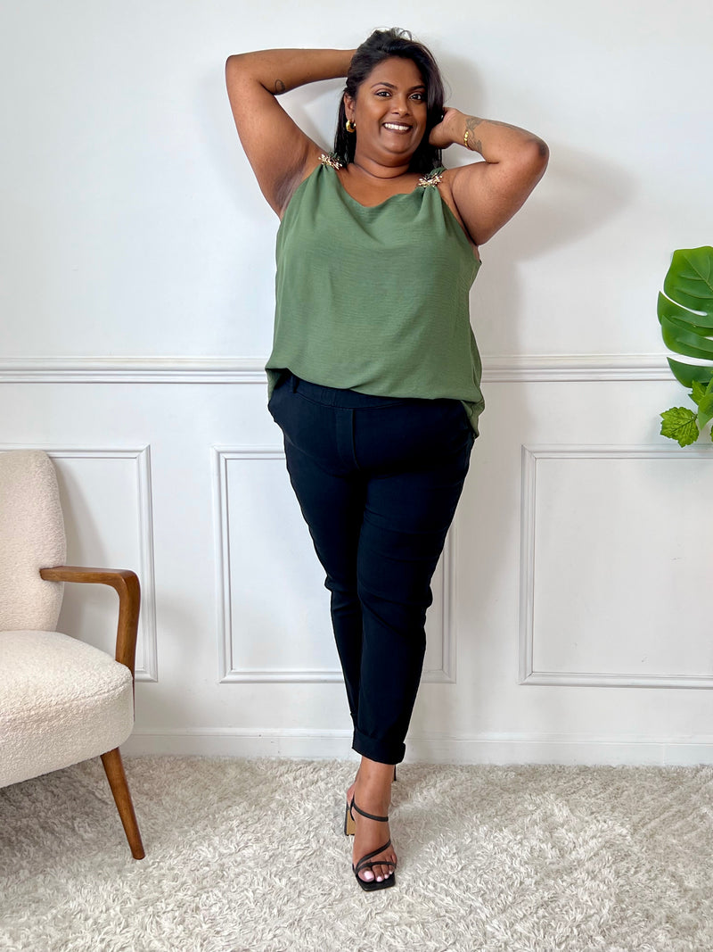 Top kaki grande taille pour femme – Ce top à bretelles non réglables présente un col rond, un détail soleil doré au niveau des épaules et une doublure à la poitrine. Sa coupe ample et son dos légèrement plus long offrent confort et élégance. Couleur kaki, facile à associer.