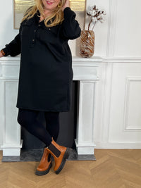 Cette robe courte noire grande taille, Lena, allie élégance et confort au quotidien. Dotée de manches longues légèrement resserrées avec élastique et bouton, elle assure une silhouette ajustée tout en facilitant les mouvements.