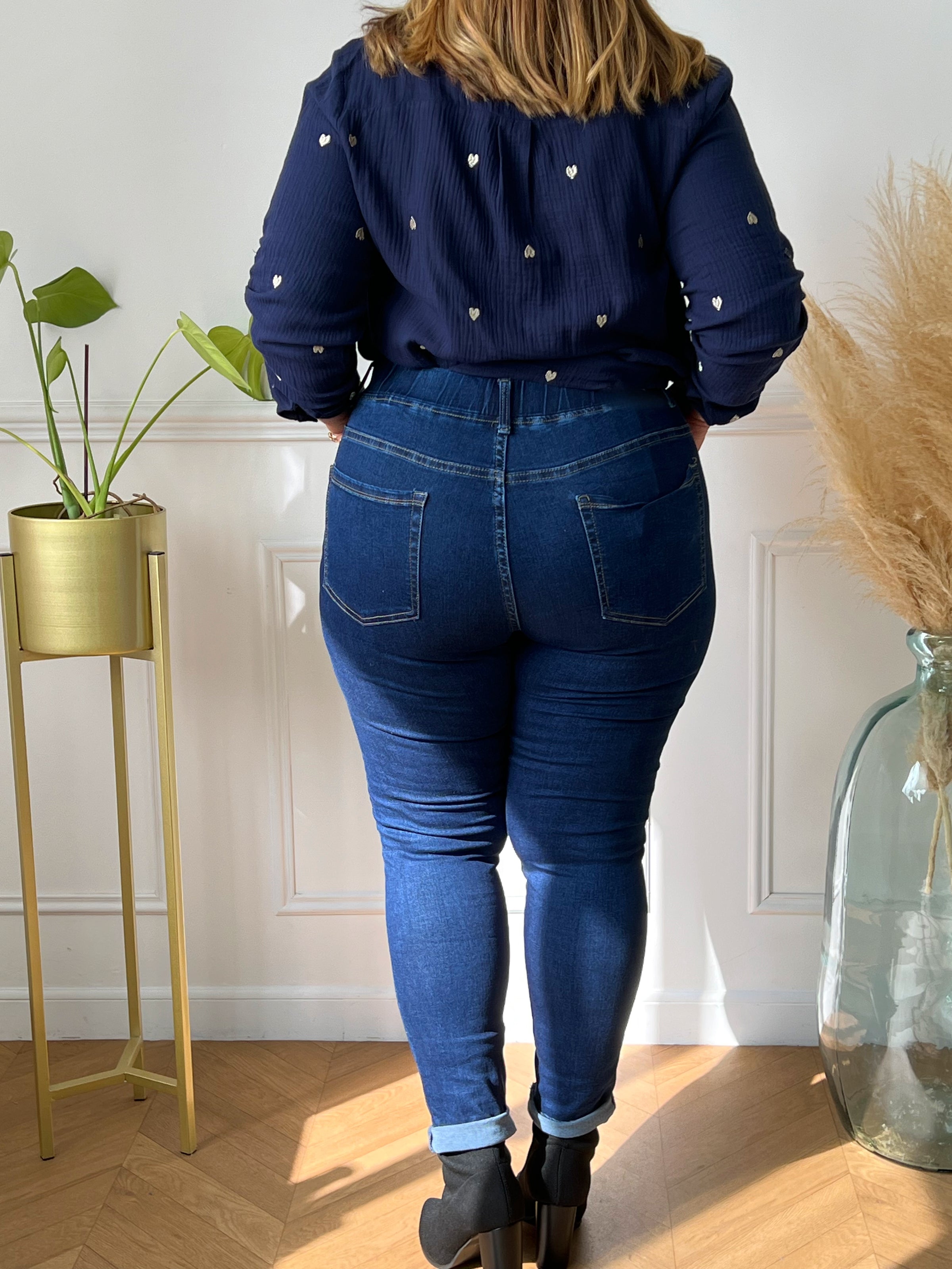 Pantalon femme grande taille couleur jean foncé.