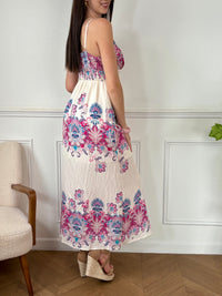 Cette robe longue à bretelles réglables offre un confort optimal grâce à son élastique au dos. Son col en V et sa fente sur le devant apportent une touche élégante, tandis que la doublure jusqu'à mi-longueur assure une belle tenue. Disponible en écru, fuchsia, bleu et rose, elle s’adapte à toutes vos envies.