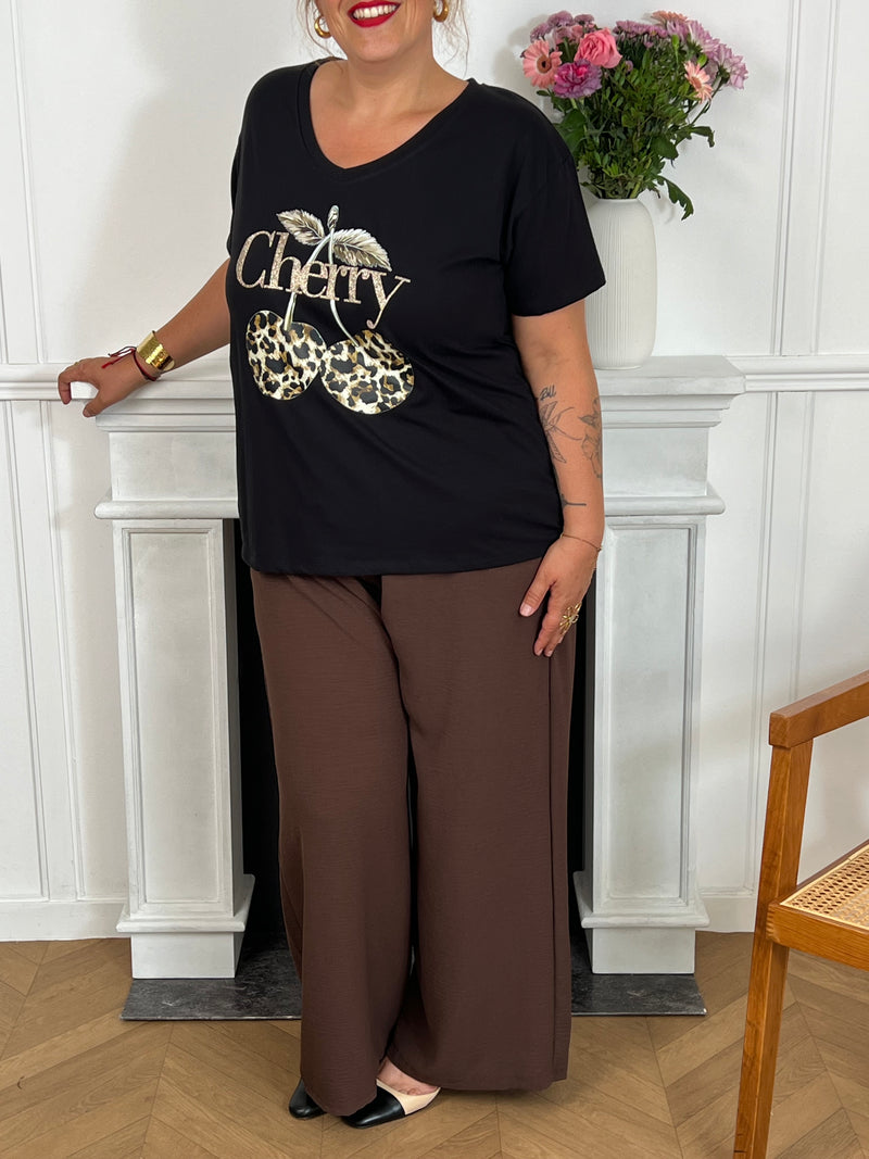 Adoptez le confort avec ce tee-shirt grande taille noir, orné d’une inscription "Cherry". Ses manches courtes et son col rond offrent une coupe agréable qui s’adapte parfaitement à votre silhouette.&nbsp;