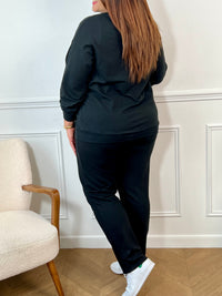 Pull grande taille noir à manches longues avec col rond, orné de l’inscription "Bichette" en doré pour une touche féminine et raffinée.