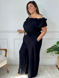 Cette combinaison noire grande taille est polyvalente et élégante. Son col bateau élastique avec volants, sa taille élastique et sa ceinture amovible mettent en valeur votre silhouette. Avec ses poches latérales, vous avez tout ce dont vous avez besoin pour partir à l'aventure.