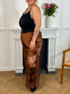 Cette jupe longue marron grande taille est conçue pour allier confort et élégance. Sa taille élastique assure un ajustement parfait, tandis que la dentelle ajourée sur le bas apporte une touche délicate et féminine.