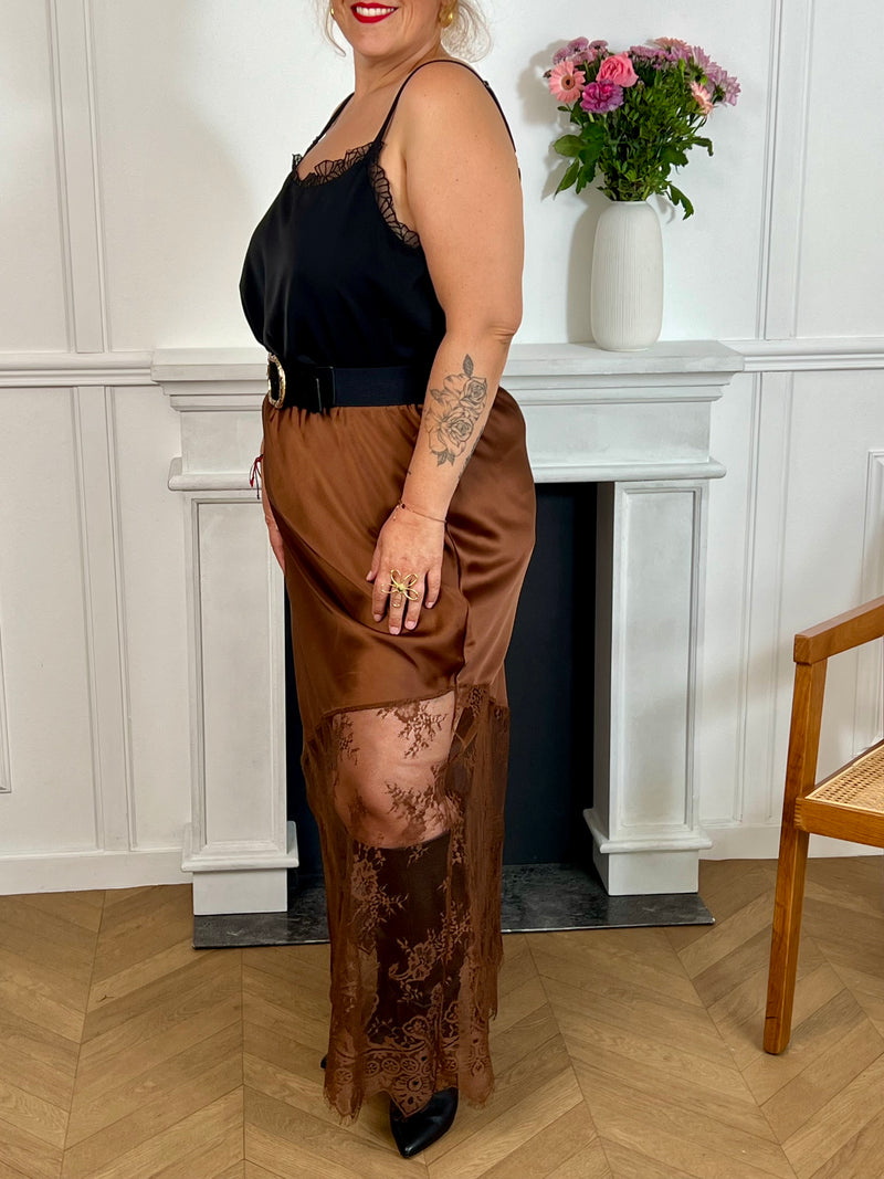 Cette jupe longue marron grande taille est conçue pour allier confort et élégance. Sa taille élastique assure un ajustement parfait, tandis que la dentelle ajourée sur le bas apporte une touche délicate et féminine.