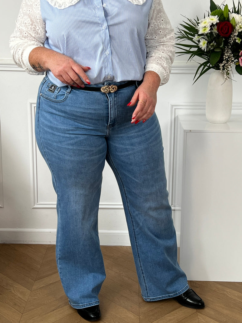 Profitez du style classique et confortable du jean évasé Curve : Mahé. Avec sa taille haute , ses deux poches pratiques et sa fermeture avec bouton, ce jean large femme offre un look tendance et décontracté.