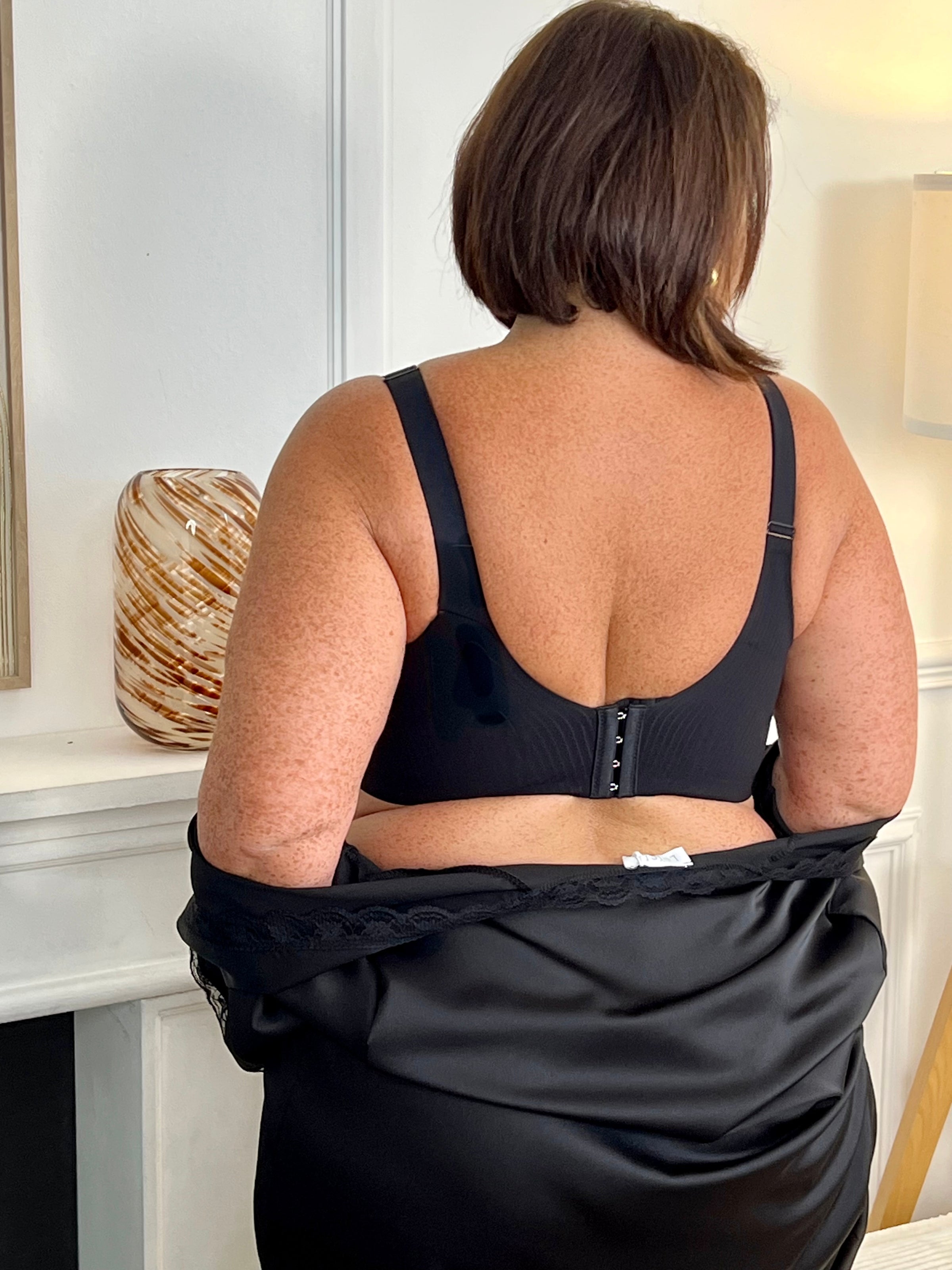 Nolia: Plus-size scalloped black bra