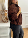 Cette veste courte style bombers se décline dans une teinte marron et tendance. Avec sa coupe moderne et son esprit casual-chic, elle apporte une touche de caractère à toutes vos tenues. Légère et polyvalente, elle se porte aussi bien au quotidien que pour compléter un look plus travaillé.