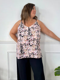Ce top noir à bretelles réglables séduit par son élégance discrète et son motif floral délicat dans les tons rose et beige. Léger, féminin et facile à porter, il ajoute une touche romantique à n’importe quelle tenue.