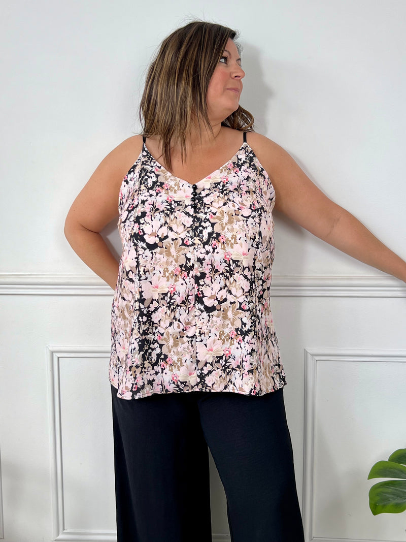 Ce top noir à bretelles réglables séduit par son élégance discrète et son motif floral délicat dans les tons rose et beige. Léger, féminin et facile à porter, il ajoute une touche romantique à n’importe quelle tenue.