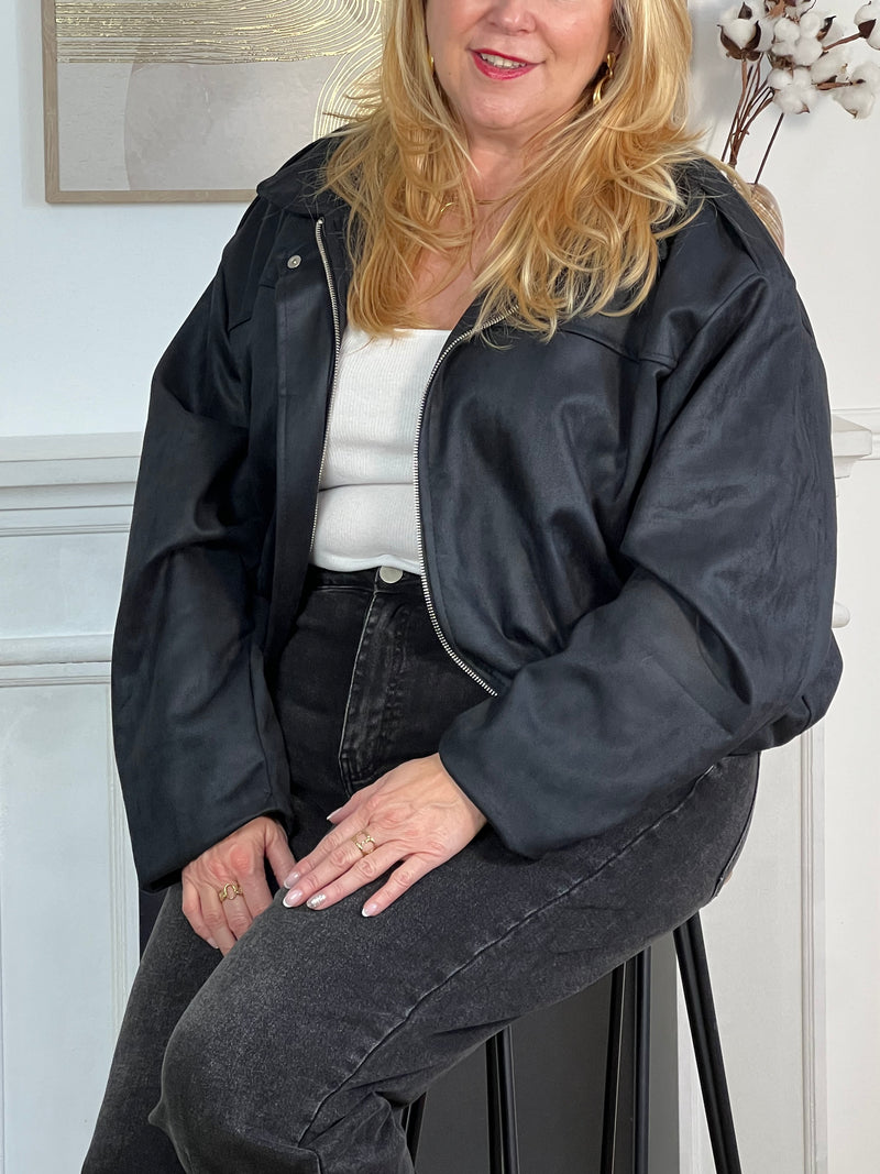 Cette veste bomber noire, allie style et confort. Ses manches longues et sa base élastique resserrée assurent une tenue ajustée et agréable à porter.