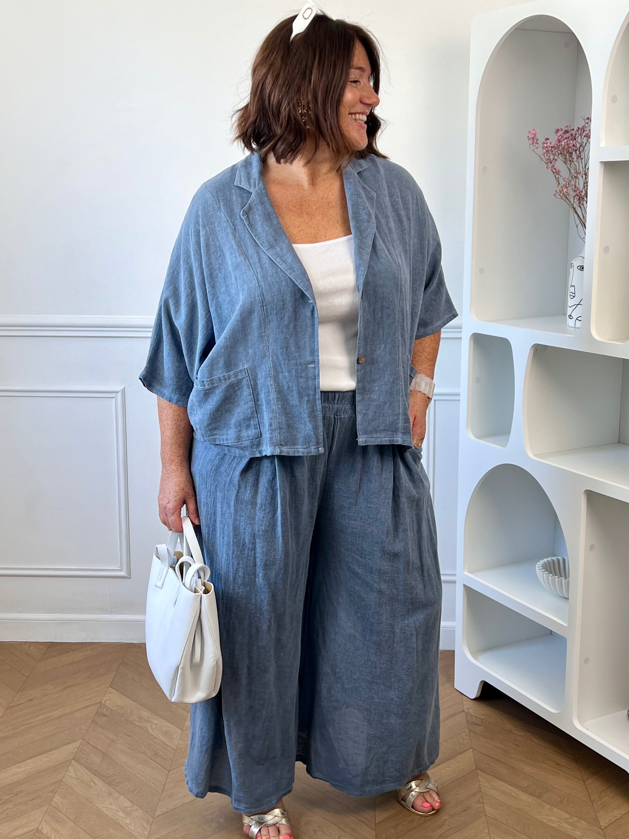 Pantalon bleu grande taille Made in Italy vue de face – Loïcia
