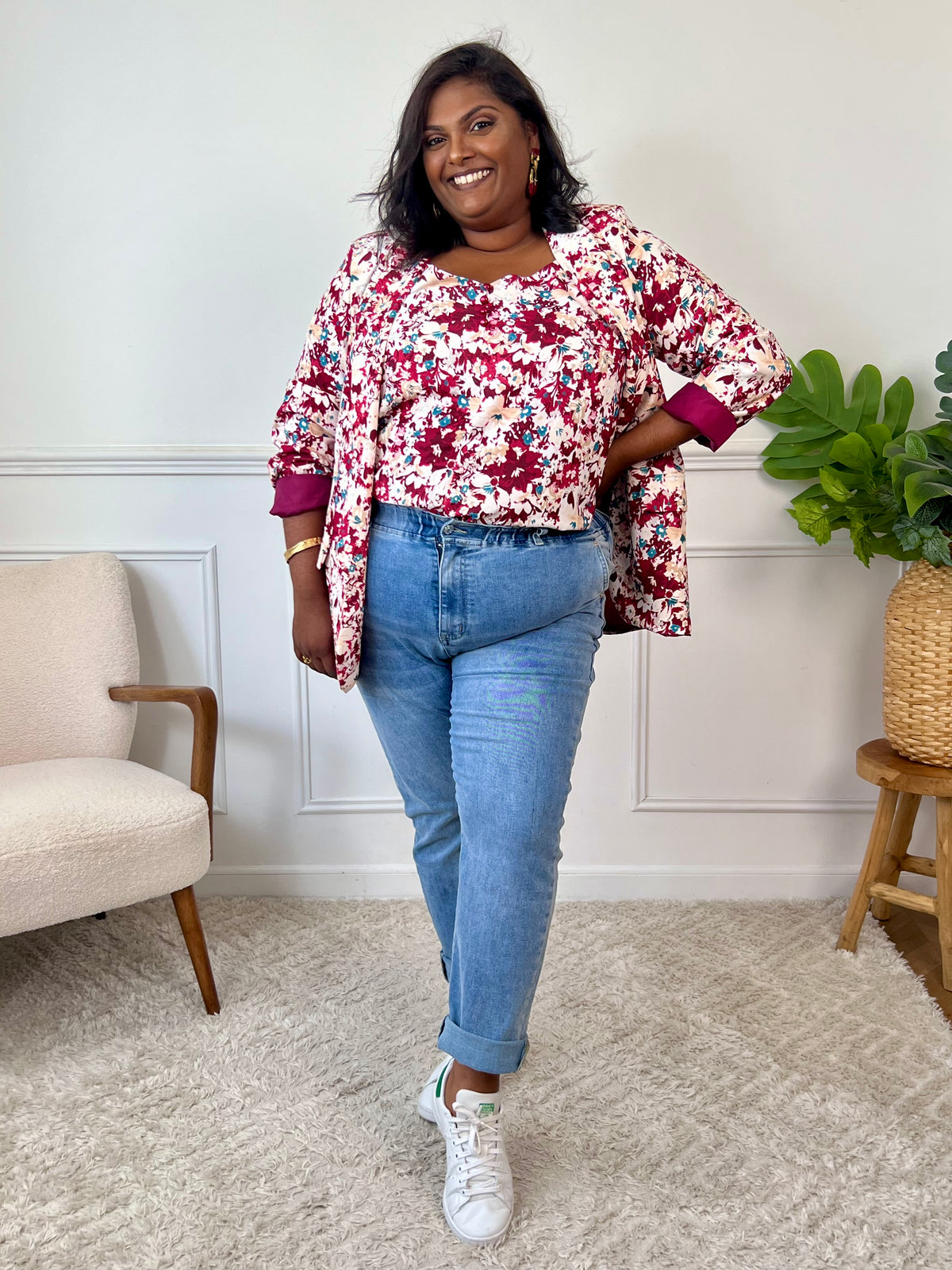 Valorisez votre silhouette avec le blazer Flora vert à motifs, spécialement conçu pour les grandes tailles. Ses manches longues assurent une coupe flatteuse, tandis que les épaules apportent structure et élégance.
