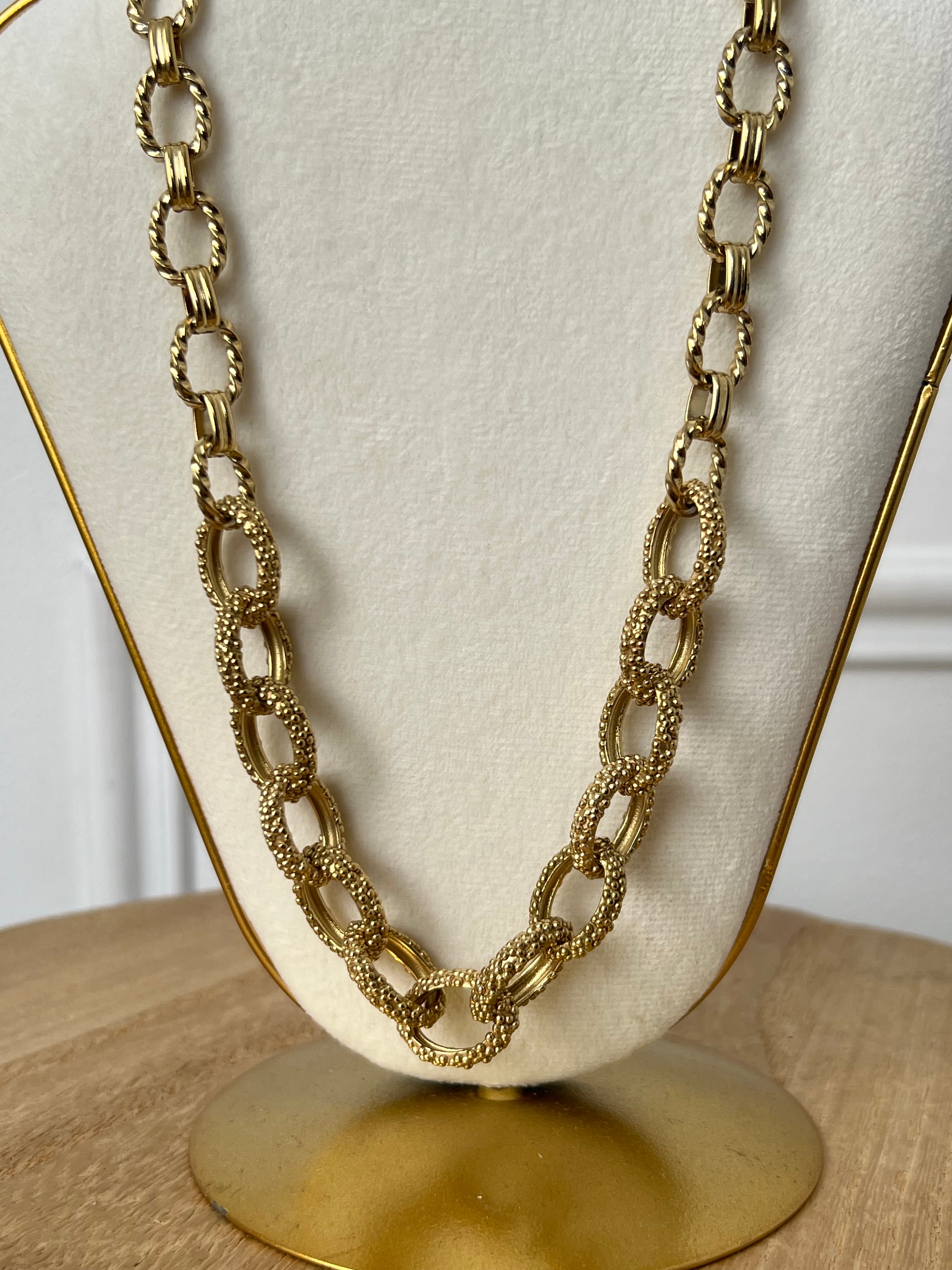 Gold necklace: Zami