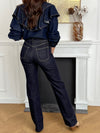 Jean bleu brut extra tall pour femme, à la coupe extra long wide leg qui allonge la silhouette avec élégance. Ses poches avant et arrière ainsi que ses passants pour ceinture allient style et praticité. Sa couleur bleu brut sublimée par des coutures camel en fait une pièce moderne et intemporelle.