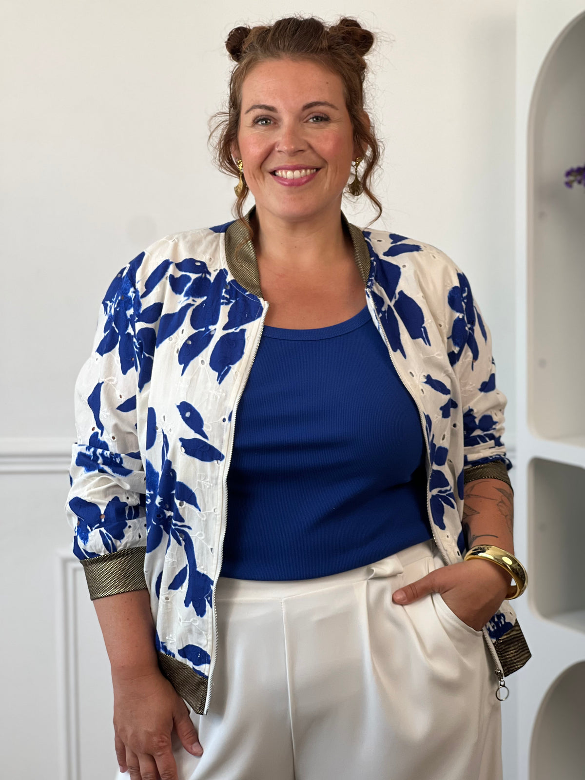 Débardeur bleu roi curve porté avec veste bombers à motifs – Loïcia
