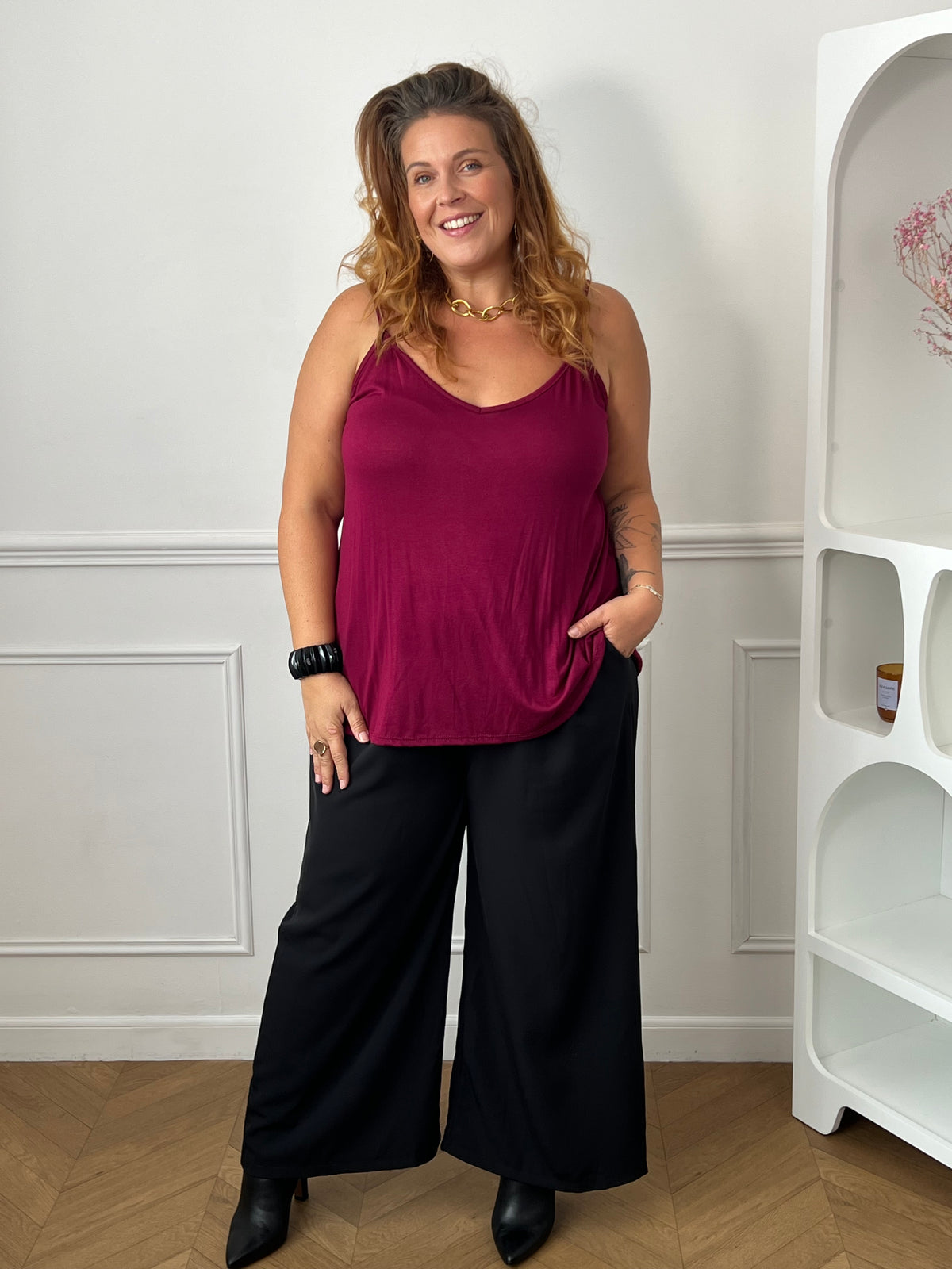 Débardeur bordeaux grande taille à fines bretelles, porté de face sur un pantalon large noir – Noria | Loïcia