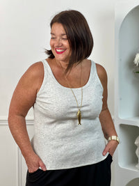 Indispensable du dressing, ce top débardeur gris mise sur la simplicité et l'efficacité. Sa coupe épurée en fait une pièce facile à porter et à associer, parfaite en toute saison, seule ou sous une veste.