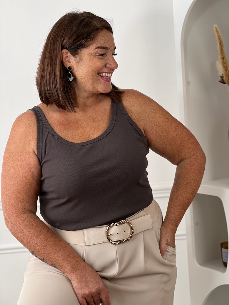 Débardeur gris foncé grande taille à col rond et larges bretelles, vu de près avec un pantalon écru ceinturé – Dean | Loïcia