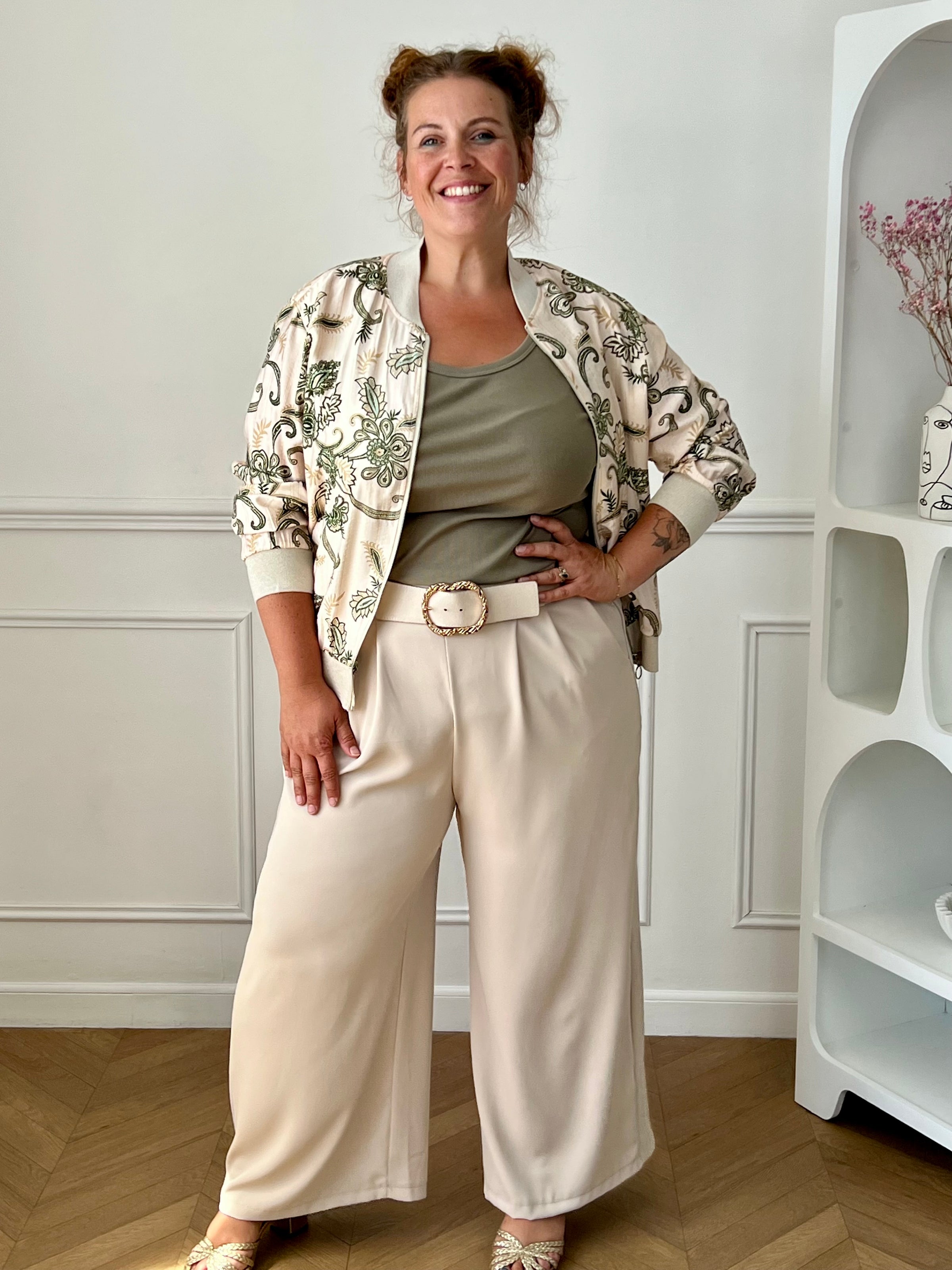 Débardeur kaki curve porté avec pantalon beige – Loïcia
