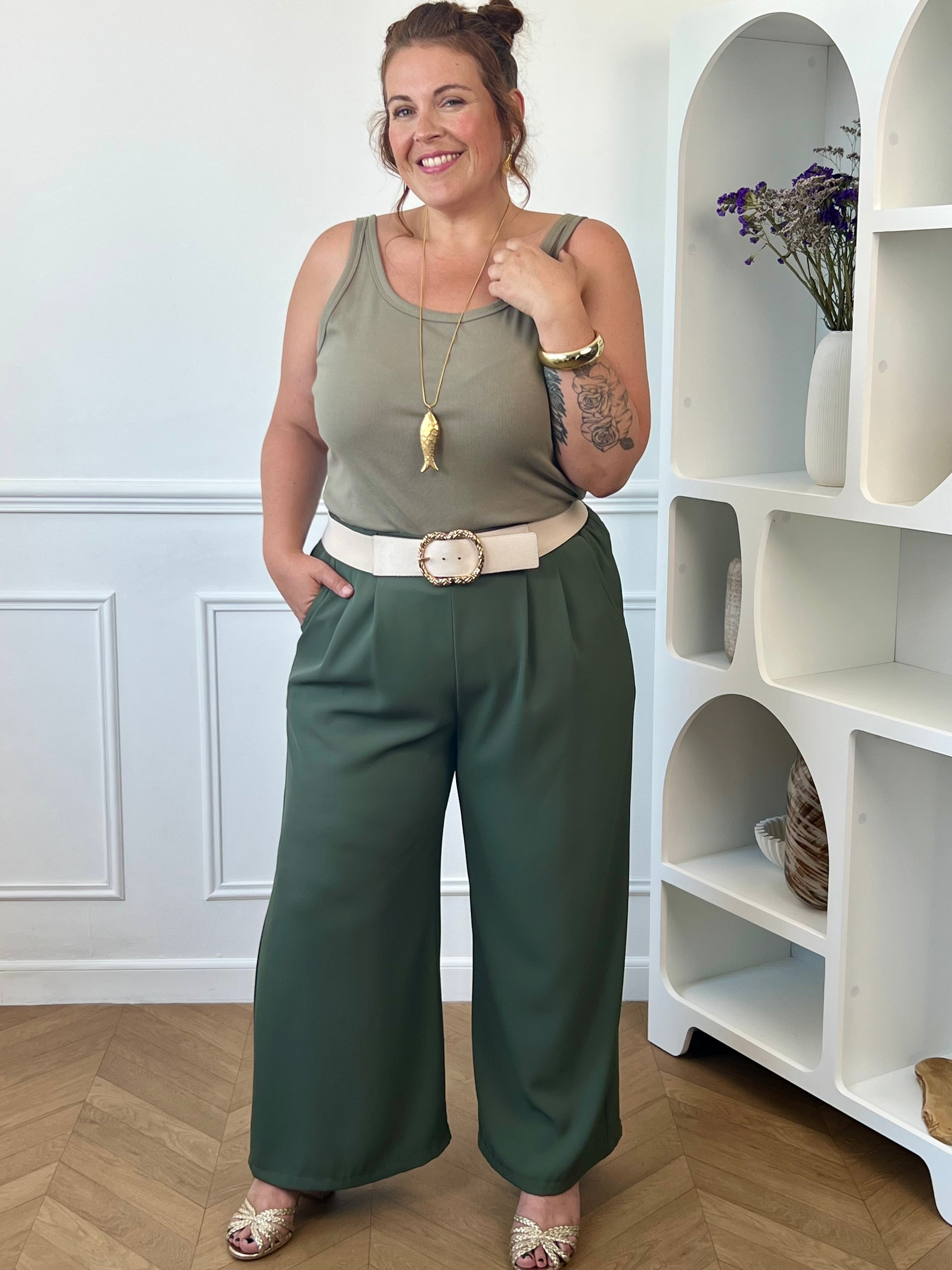 Top kaki grande taille associé à un pantalon beige – Loïcia
