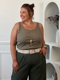 Top kaki curve porté avec pantalon kaki look coordonné – Loïcia
