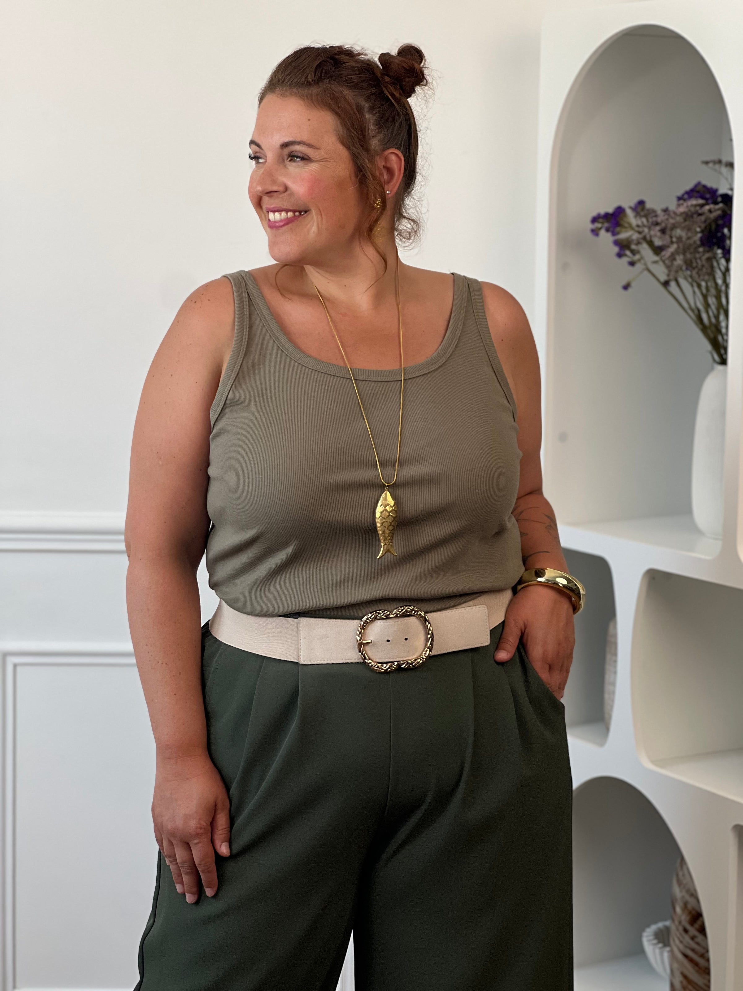 Top kaki curve porté avec pantalon kaki look coordonné – Loïcia
