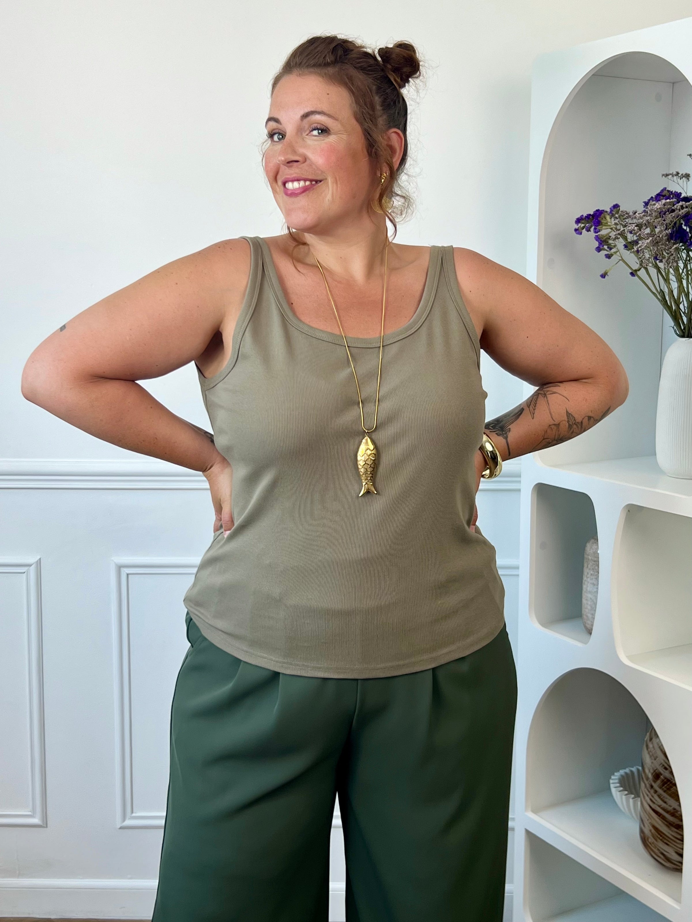 Top sans manches kaki curve doux et léger au quotidien – Loïcia