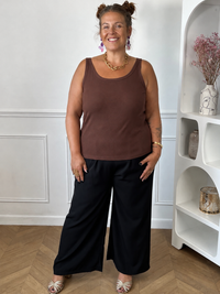 Débardeur marron grande taille femme vue de face col rond – Loïcia
