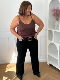 Femme grande taille portant le débardeur marron Noria – Col V, 95% Viscose, taille unique 44/50 | Loïcia