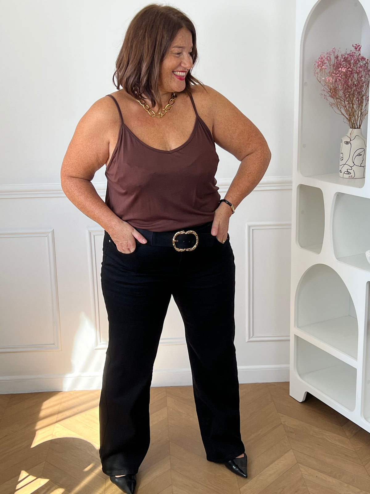 Femme grande taille portant le débardeur marron Noria – Col V, 95% Viscose, taille unique 44/50 | Loïcia