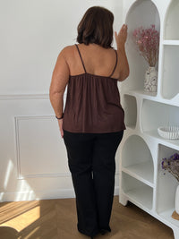 Détail col V et bretelles du débardeur marron grande taille Noria – Made in Italy | Loïcia