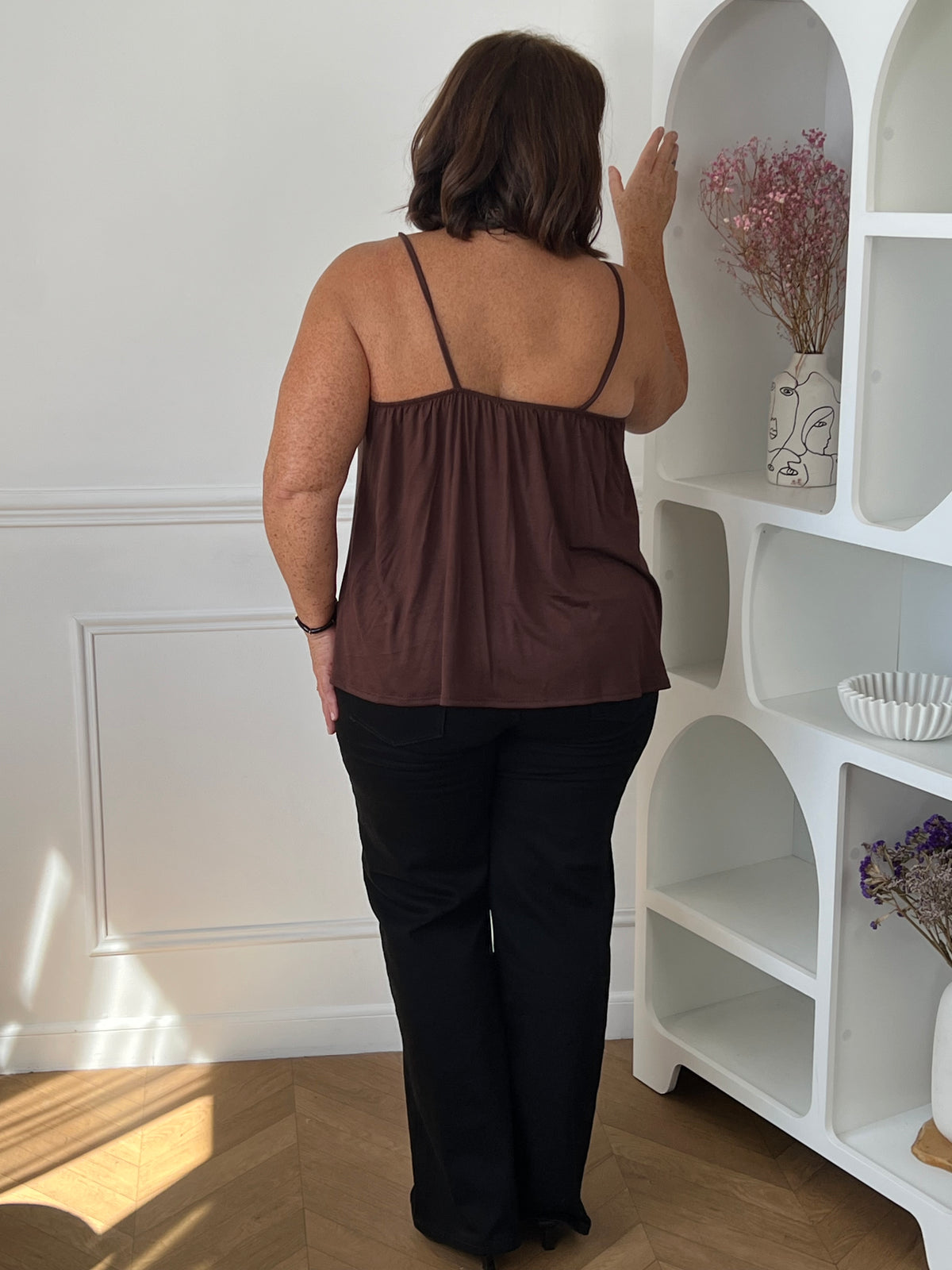 Détail col V et bretelles du débardeur marron grande taille Noria – Made in Italy | Loïcia