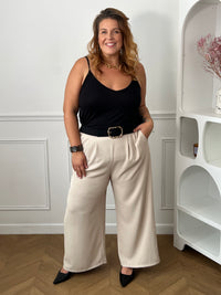 Débardeur noir grande taille porté de face avec un pantalon large écru et des escarpins noirs – Noria | Loïcia 