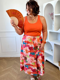 Top sans manches orange curve taille unique 44/48 porté vue de face – Loïcia
