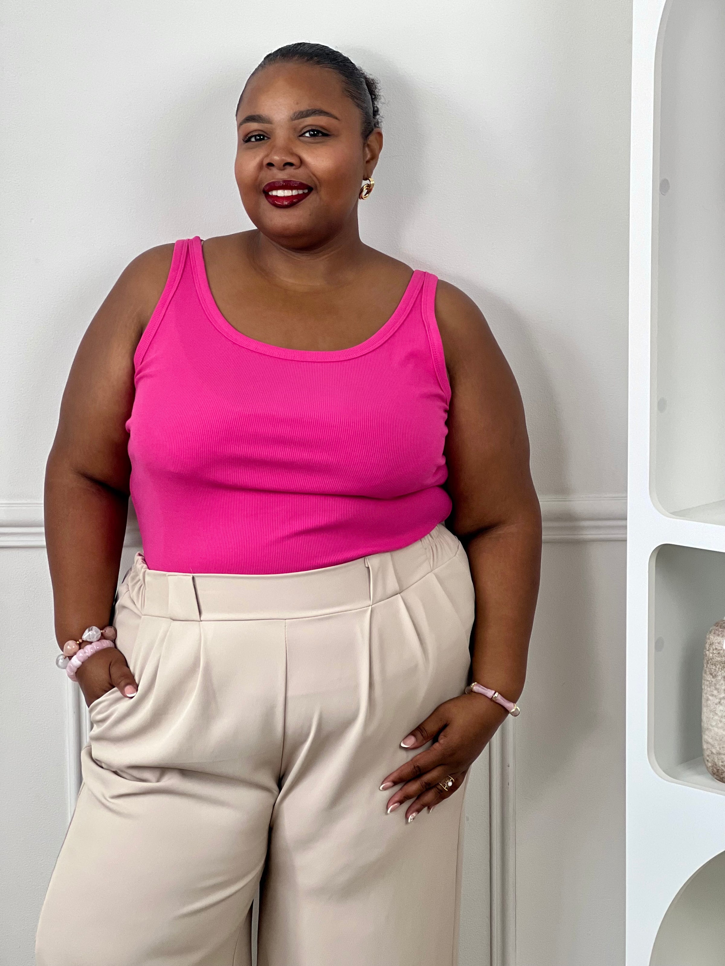 Top débardeur rose fuchsia grande taille femme avec bretelles et col rond.