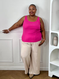 Débardeur rose grande taille femme à la coupe simple et confortable, idéal au quotidien.