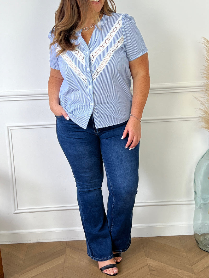 Cette chemise à rayures bleues et blanches pour femmes est parfaite pour les Curvy. Avec ses manches courtes et sa broderie délicate, elle vous apportera confort et élégance. Boutonnée sur le devant et aux poignets pour un ajustement personnalisé. Fabriquée à partir de 100% coton pour une sensation de douceur et de fraîcheur.