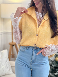 Chic et pratique, ce gilet sans manches jaune séduit par son col montant et ses deux poches avant. Une pièce dynamique et moderne, parfaite pour apporter une touche de couleur à ton look.