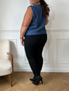 Découvrez le gilet souple bleu grande taille Asma, un modèle sans manches à col V plongeant qui allie confort et élégance. Sa coupe fluide et sa fente frontale apportent une liberté de mouvement optimale.