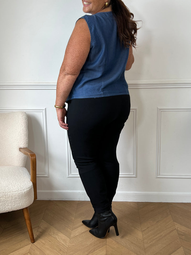 Découvrez le gilet souple bleu grande taille Asma, un modèle sans manches à col V plongeant qui allie confort et élégance. Sa coupe fluide et sa fente frontale apportent une liberté de mouvement optimale.