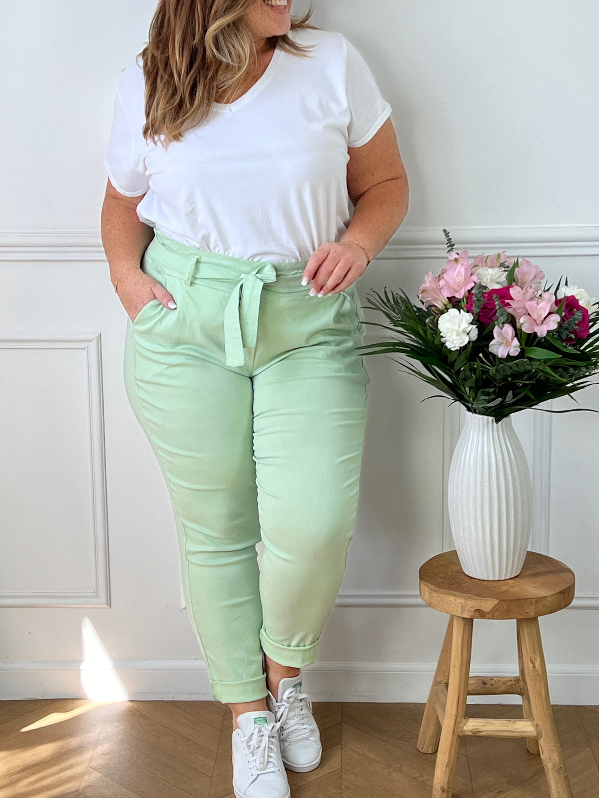 Le pantalon vert menthe, le basic à avoir ! Si vous souhaitez marquer votre taille, vous pouvez également rentrer le haut dans le pantalon.