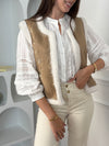 Cette veste sans manches camel Maelia combine douceur et style avec sa moumoute chaleureuse et son col rond confortable. Les motifs floraux apportent une touche féminine et délicate, idéale pour rehausser vos tenues tout en restant confortable.
