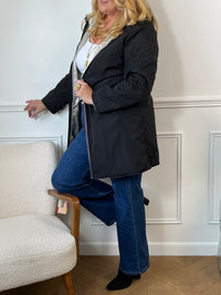 Parka imperméable et réversible au design audacieux : un côté noir classique et intemporel, l’autre doré pour briller sous la pluie. Une pièce pratique et tendance, qui s’adapte à toutes vos envies.