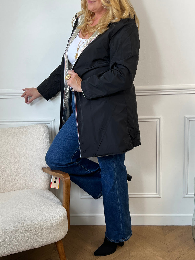 Parka imperméable et réversible au design audacieux : un côté noir classique et intemporel, l’autre doré pour briller sous la pluie. Une pièce pratique et tendance, qui s’adapte à toutes vos envies.