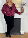 Cette veste bomber bordeaux, allie style et confort. Ses manches longues et sa base élastique resserrée assurent une tenue ajustée et agréable à porter.