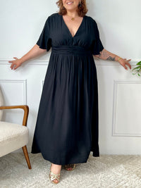 Robe longue noire grande taille femme, Chic et confortable, cette robe à manches courtes et col V sublime la silhouette. Sa taille élastique au dos assure un ajustement agréable. En couleur noire, elle est parfaite pour une allure féminine et tendance en grande taille.