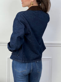 Adoptez un style unique avec cette veste en jean bleu Jalyne, sublimée par un col et des manches en velours marron. Ses manches longues et ses boutons dorés apportent une touche élégante. Avec ses deux poches avant pratiques, elle allie confort et modernité. Un mix parfait entre casual et chic, idéal pour toutes les saisons.