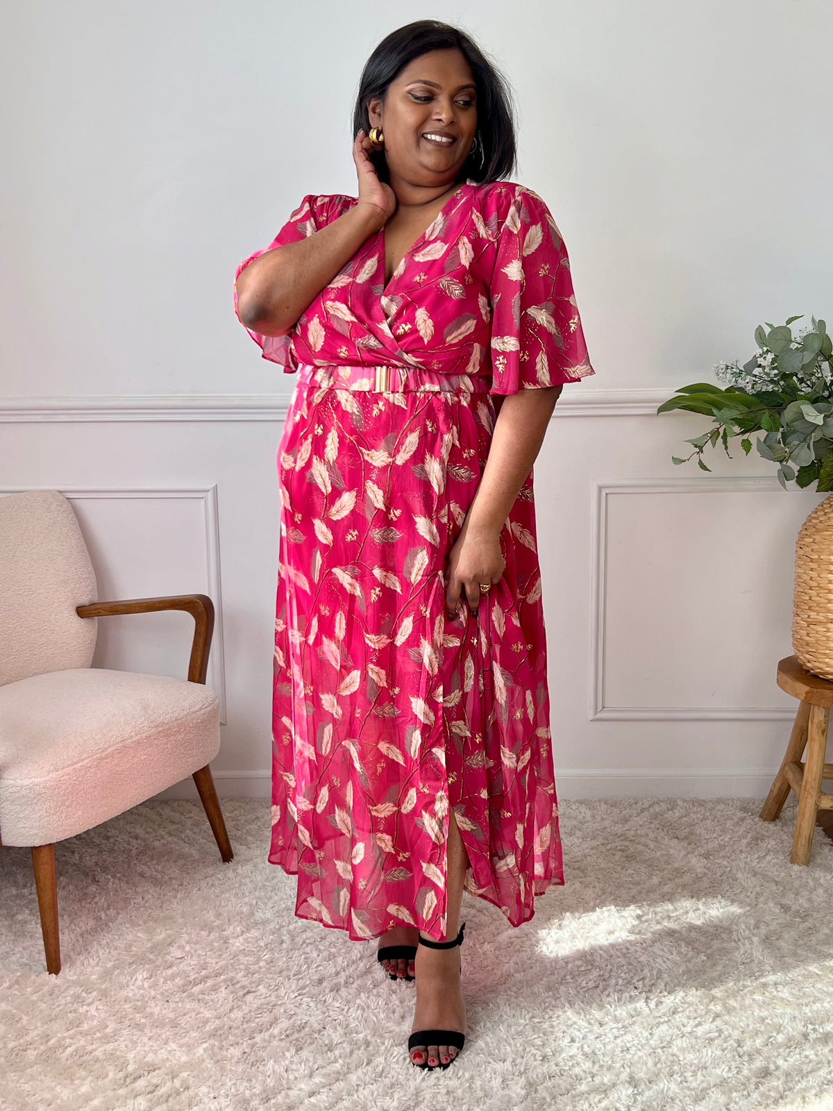 La robe Pia est parfaite pour un style décontracté et confortable. Avec ses manches courtes et son col cache coeur, elle est à la fois élégante et pratique.