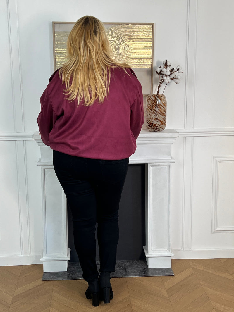 Cette veste bomber bordeaux, allie style et confort. Ses manches longues et sa base élastique resserrée assurent une tenue ajustée et agréable à porter.